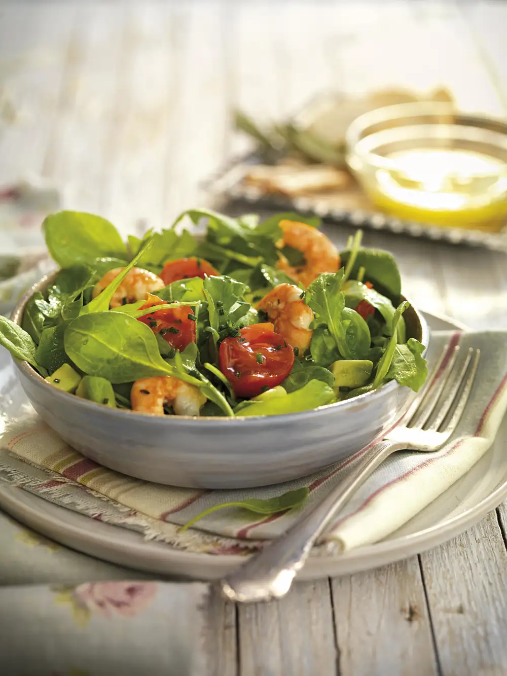 Ensalada tibia con aguacate y langostinos